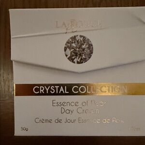 Essence of Pearl Day Cream - White and Gold